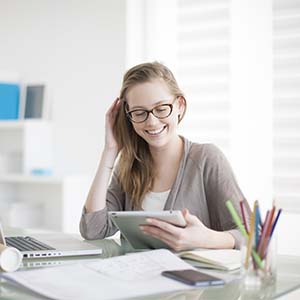 Efficiënte werkplekken voor de moderne docent met verstelbare bureaus en roldeurkasten