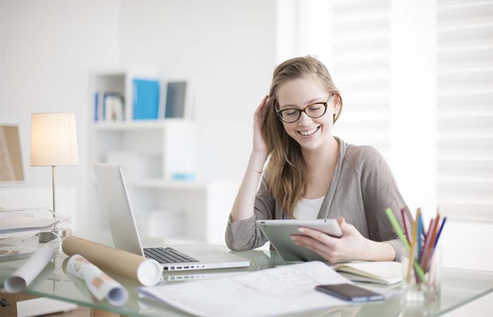 Efficiënte werkplekken voor de moderne docent met verstelbare bureaus en roldeurkasten